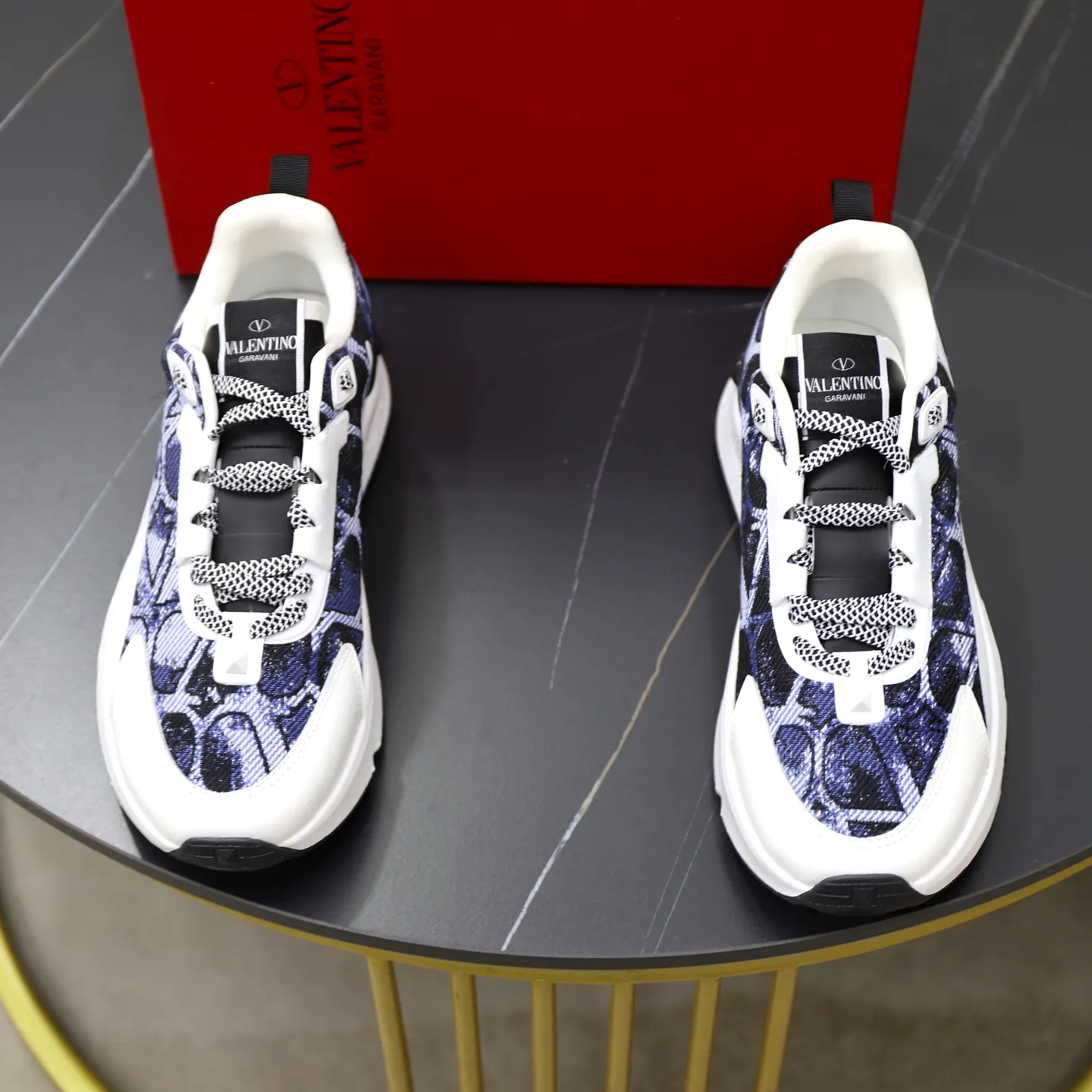Ex-factory price: 520💰VALENTINO/Valentino Men's latest low-cut thick-soled sports shoes are shipped. Made with heavy industry, men's fine casual sports shoes, versatile style. Original leather, rubber lines embellished with geometric segmented uppers, hand-sewn with fine craftsmanship, novel and fashionable style, rubber soles with rivet details on the front and back, VALENTINO GARAVANI LOGO printed on the side, and Valentino Garavani decorative inlay on the tongue. Logo, comfortable, breathable and durable on the feet! Comes with full original packaging! Code number: 38-39-40-41-42-43-44 (45 can be customized)